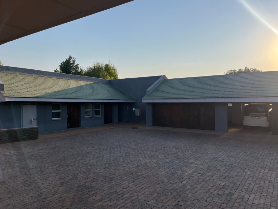 5 Bedroom Property for Sale in Van Der Hoff Park North West